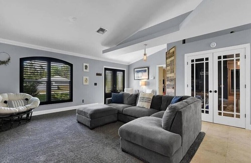 Parkdale House | Peaceful Getaway 3-bedroom with chef's kitchen, heated pool and hot tub