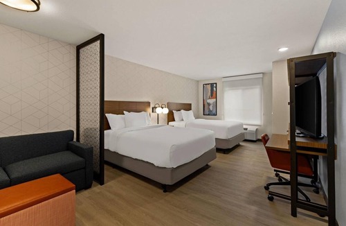 Newnan Hotel | Peaceful Group Stay! 3 Comfy Suites w/Full Kitchen, Gym Access & Free Parking!