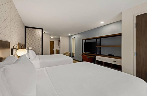 Newnan Hotel | Peaceful Group Stay! 3 Comfy Suites w/Full Kitchen, Gym Access & Free Parking!