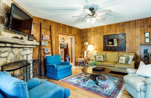 Hendersonville House | Peaceful Hendersonville Cabin - Hot Tub & Fire Pit