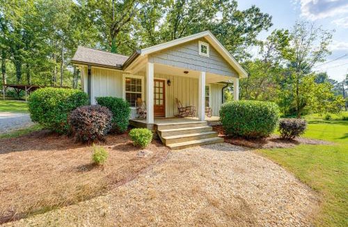 Rome House | Peaceful Home w/Porch & Yard, 5 Mi to Rome!