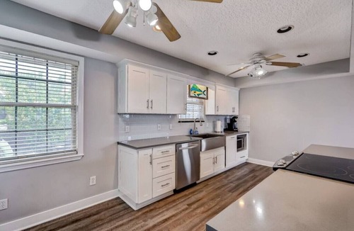 Northside House | Peaceful Island Retreat - Heated Pool - Sleeps 10