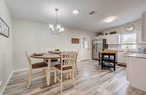 Del Mar House | Peaceful Lady Lake Home w/Screened-In Porch!