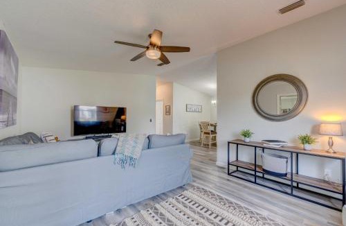 Del Mar House | Peaceful Lady Lake Home with Screened-In Porch!