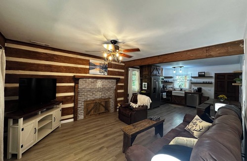 Franklin Cabin | Peaceful log cabin in charming Franklin near Smokies, Nantahala, & Trails