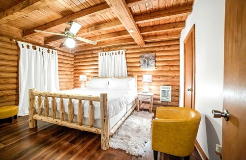 McDonough House | Peaceful Luxurious Cabin with Barrel Sauna, Hot Tub, and Fire Pit for an Amazing Relaxing Getaway in Nature in McDonough, Georgia