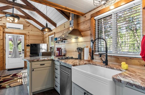 Menlo Cabin | Peaceful Mountain Tiny Home with Breathtaking Valley Views & Fireplace Near Lookout Mountain, Menlo GA