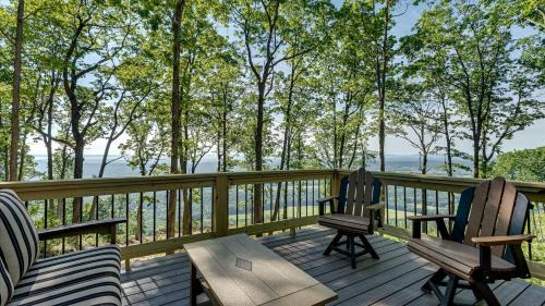 Menlo House | Peaceful Mountain Tiny Home with Breathtaking Valley Views & Fireplace Near Lookout Mountain, Menlo GA