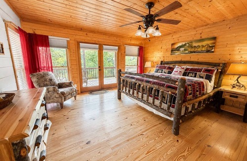 Franklin Cabin | Peaceful Mtn cabin w/fast Wi-Fi & 5 min walk to River