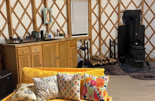 Elgin Cabin | Peaceful Off-Grid Yurt Farm Stay with Modern Comforts - Optional Farm Breakfast
