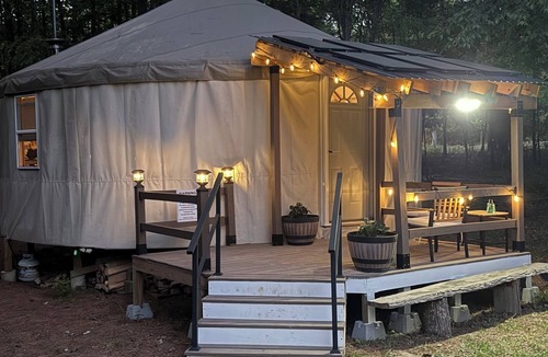 Elgin Cabin | Peaceful Off-Grid Yurt Farm Stay with Modern Comforts - Optional Farm Breakfast