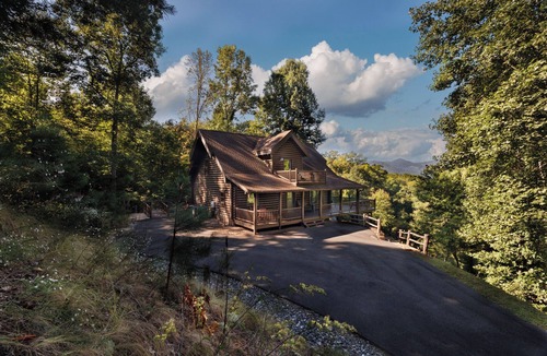 Whittier Cabin | Peaceful Paradise secluded mountain log cabin with scenic view and game room