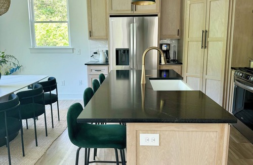 Lancaster House | Peaceful place to recharge, within steps to Center Hill Lake!