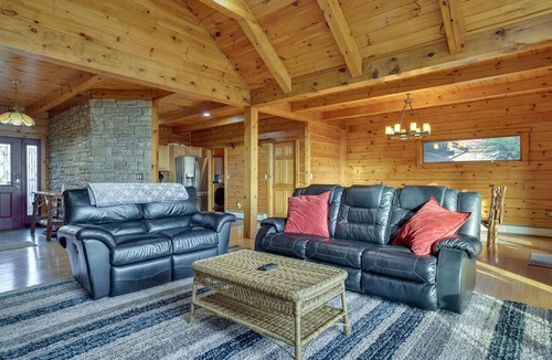 Lake Ariel Cabin | Peaceful Poconos Cabin < 1 Mi to Lake Henry!
