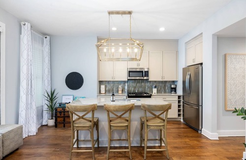 Cannonborough Elliotborough House | Peaceful Porch Parking Walk to King St!