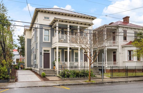 Cannonborough Elliotborough House | Peaceful Porch Parking Walk to King St!