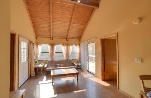 Reliance House | Peaceful Reliance Cabin w/Deck on Hiwassee River!