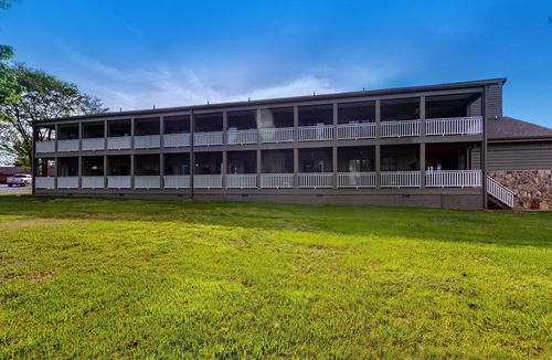 Baneberry Apartment | Peaceful Studio, Sleeps 2, Gym, Near Douglas Lake