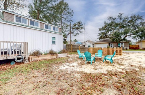 Navarre House | Peaceful & sun-soaked getaway with fire pit & W&D - near beaches trails & golf