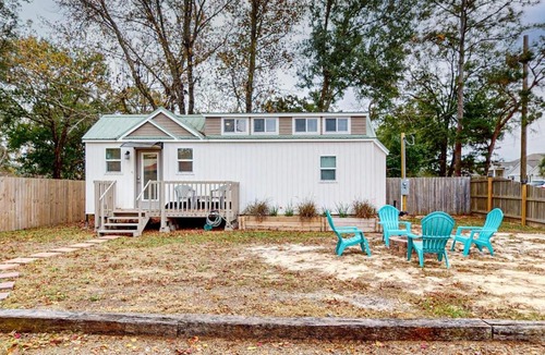 Navarre House | Peaceful & sun-soaked getaway with fire pit & W&D - near beaches trails & golf