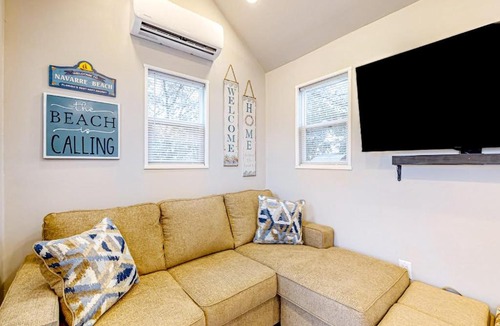 Navarre House | Peaceful & sun-soaked getaway with fire pit & W&D - near beaches trails & golf