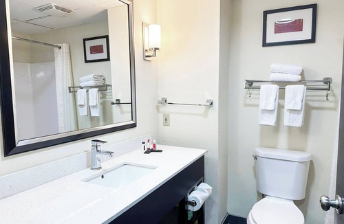 Mount Berry Hotel | Peaceful Two-Queen Retreat | Rome Stay Close to Dining & Local Activities