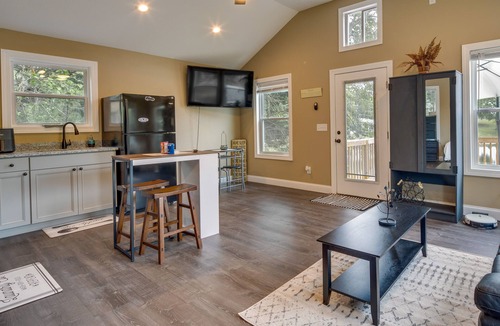 Simpsonville Apartment | Peaceful Waterfront Studio 16 Mi to Greenville!