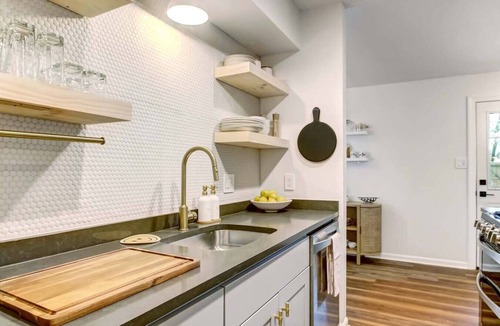 Montgomery House | Peachy Keen House - Savannah Escape w/Game Room