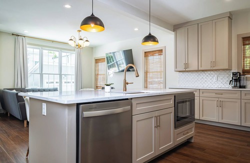Eighth Avenue House | Peacock's Perch| Broadway 2mi| Rooftop HotTub -B