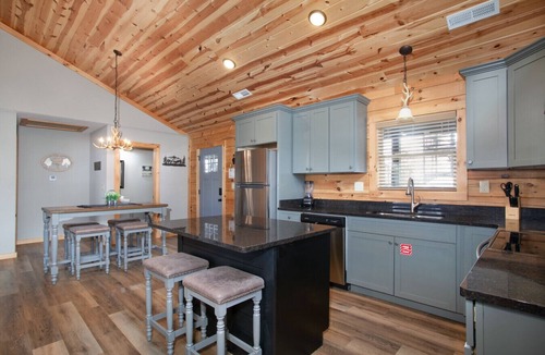 Sevierville Cabin | Peaky Woods Cabin - Hot Tub, Game Room, MTN Views