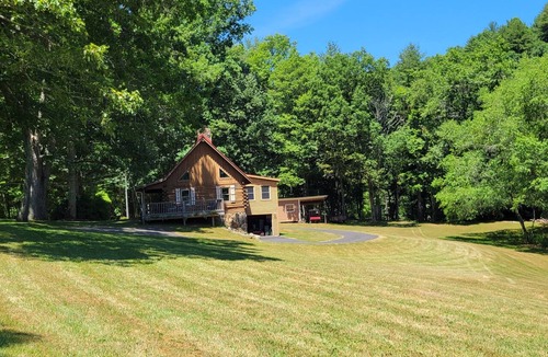 Dugspur House | Pebble Creek Log House 3BR 2 BA Sleeps 10 Linens Inc