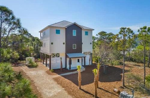 Plantation House | Pelican Point- New construction- Sleeps 11- Pool