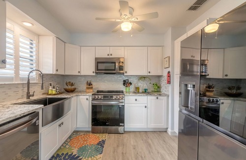 South Waterfront Park House | Pelican's Canal House- Bring your Boat and Dog!