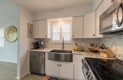 South Waterfront Park House | Pelican's Canal House- Bring your Boat and Dog!