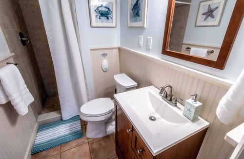 Painters Hill House | Pelican's Coastal Retreat 200 ft to beach