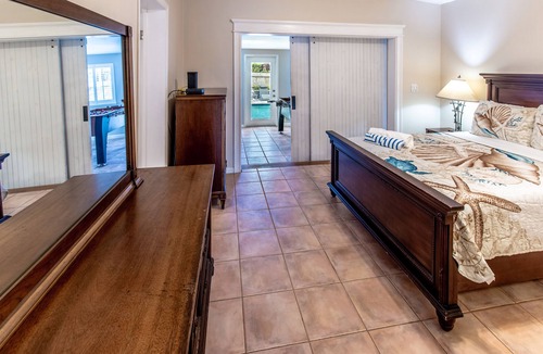 Painters Hill House | Pelican's Coastal Retreat 200 ft to beach