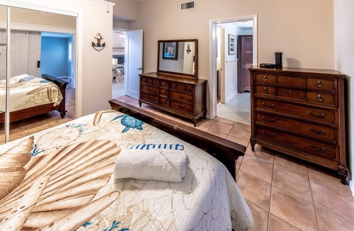 Painters Hill House | Pelican's Coastal Retreat 200 ft to beach