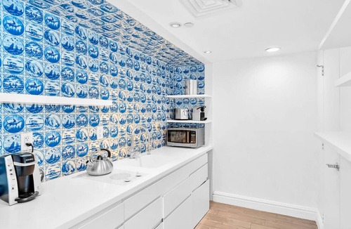 West Avenue Apartment | Penthouse 2 Bed 2 Bath Bay View with Balcony