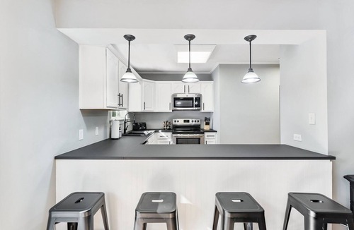 Athens House | Perfect 5BR By Campus | Game Room + 2 Kitchens
