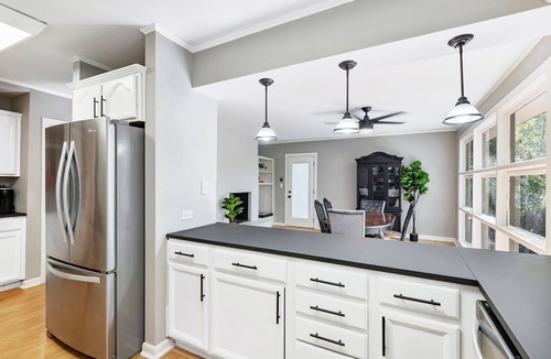 Athens House | Perfect 5BR By Campus | Game Room + 2 Kitchens