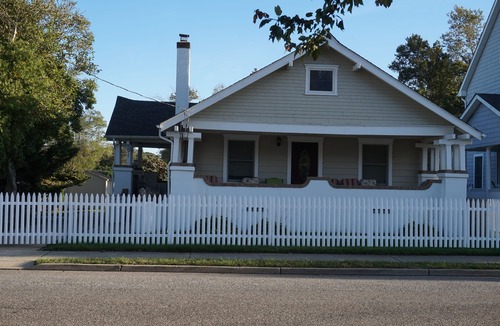 Lake Como House | Perfect Beach Vacation - 4 blocks beach, 4 beach badges, 1 block park & lake