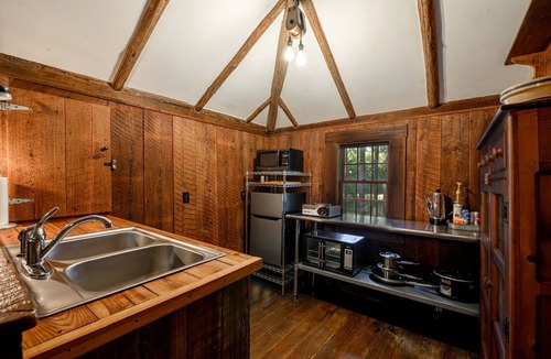 Claxton House | Perfect Couple's or Solo Getaway: 1840s Log Cabin, Claxton, GA