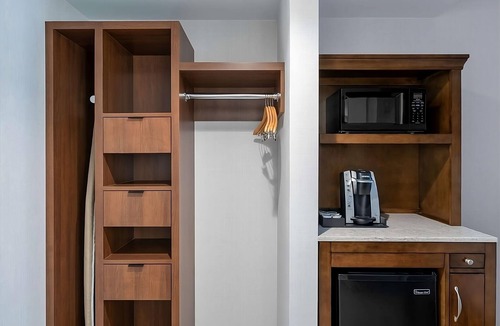 Radnor - Fort Myer Heights Hotel | Perfect DC Getaway | Modern Stay Minutes from Capitol, Museums & Metro | 2 Units