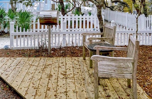 Seaside House | PERFECT FOR A COUPLE'S GETAWAYS! 2 MINUTE WALK TO POOL & BEACH