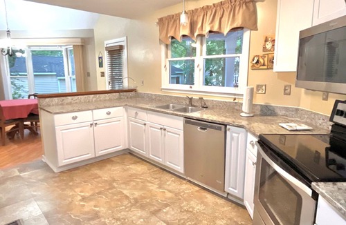 Woodlake House | Perfect for Extended Stays! First Floor Bedroom/Fenced Yard/Pet Friendly