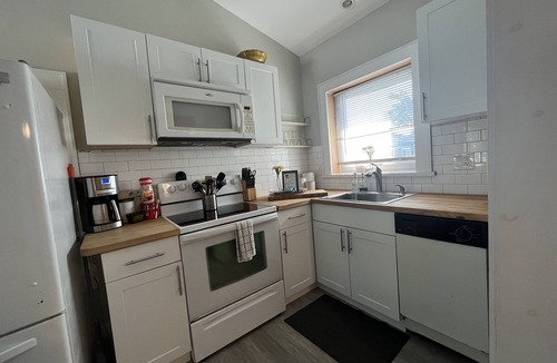 Historic Uptown House | Perfect Getaway+ Bikes+Patio-Close2Beach+pickleball