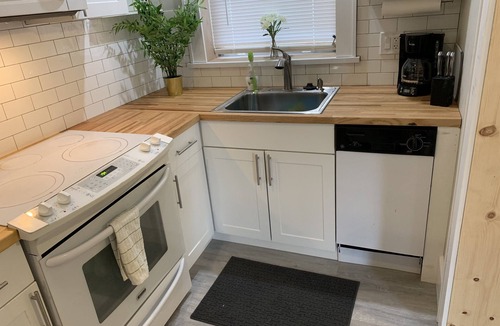 Historic Uptown House | Perfect Getaway+ Bikes+Patio-Close2Beach+pickleball