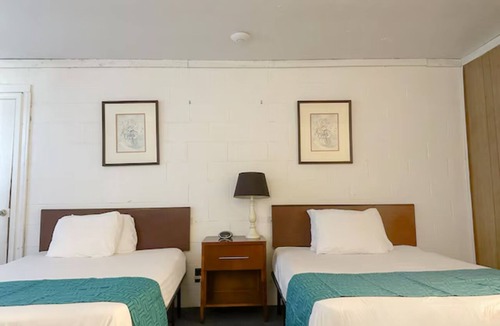 Spencer Hotel | Perfect Haven for Exploring Outdoors | Buck Knob Peak Nearby | 4 Units
