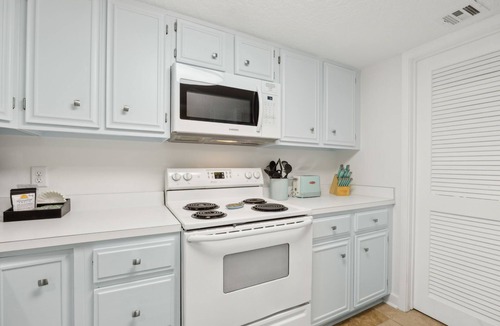 Fernandina Beach Condo | PERFECT LOCATION! Updated Amelia Island Condo Only 4 Min Walk to Beach!