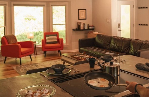 Gerton House | Perfect Luxe Retreat w/ Hot Tub